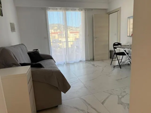 Modern Palm Beach T1 Apt Right Next To The Sea カンヌ 0*,  フランス